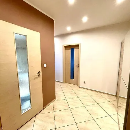 Tatry - Spacious 3bd, Netflix & Fast Internet Apartament *